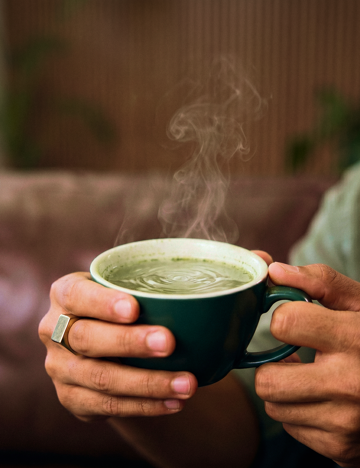 Osoba priprema Lattesa matcha napitak