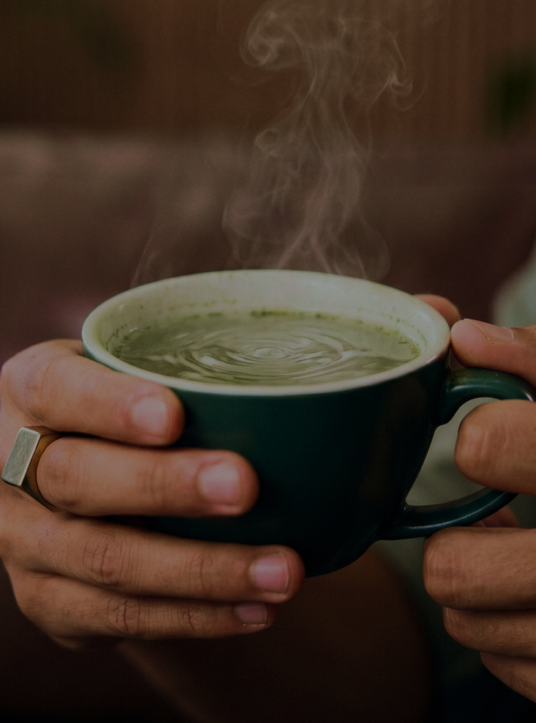 Osoba priprema Lattesa matcha napitak