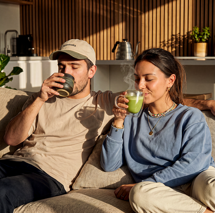 Par uživa u toploj matcha latte pripremi kod kuće